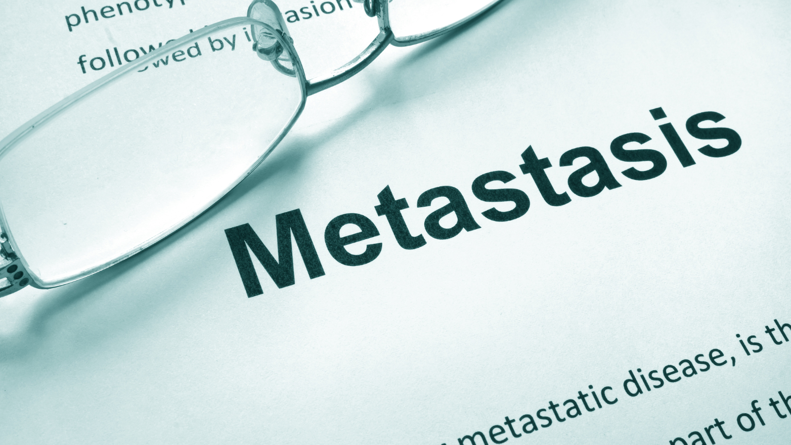 La metástasis es cuando un cáncer se disemina desde el tumor original a otros órganos y forma nuevos focos tumorales.